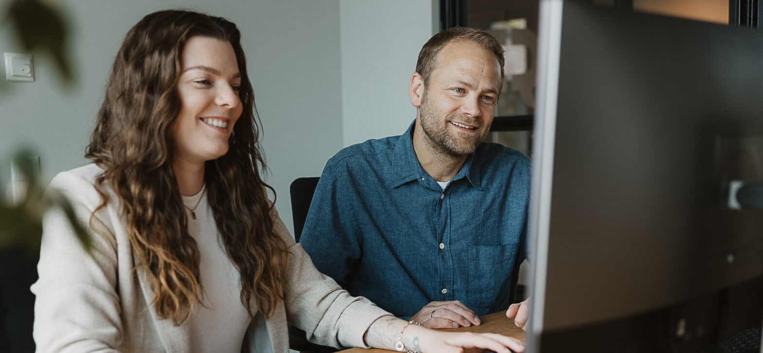 Mitarbeitende richten Personalakte am PC ein